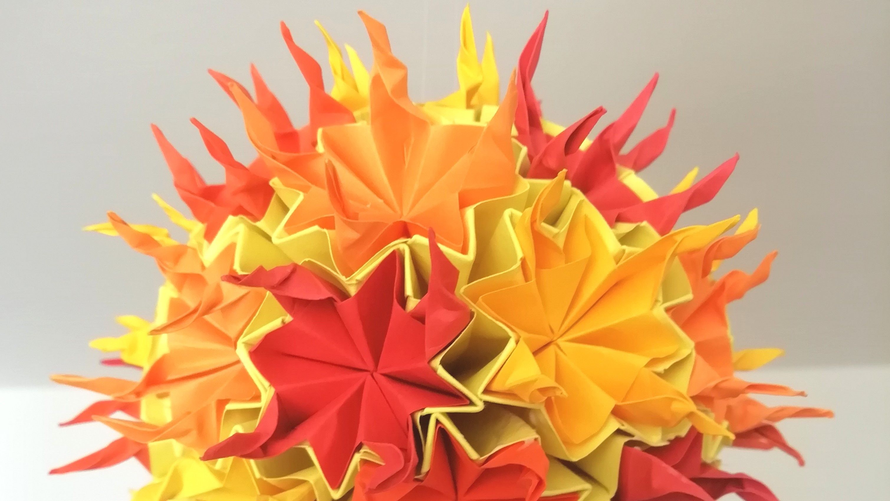 image d'une fleur en origami rouge et jaune