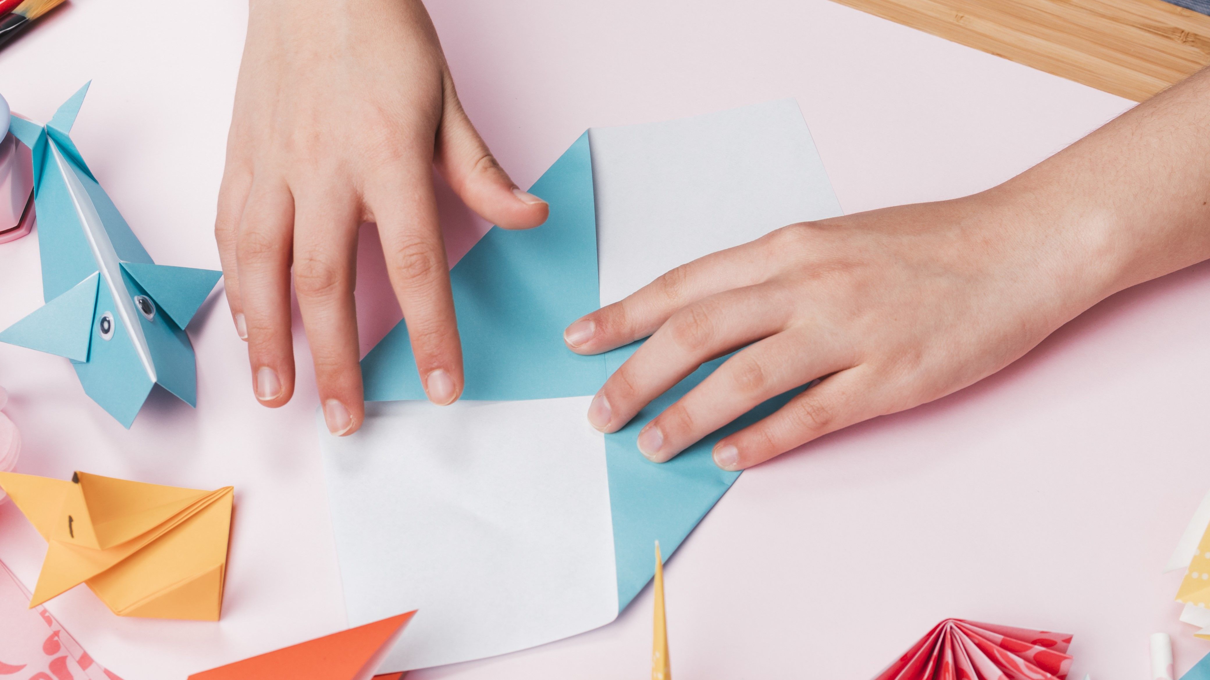 personne en cours de pliage d'origami sur des papiers colorés